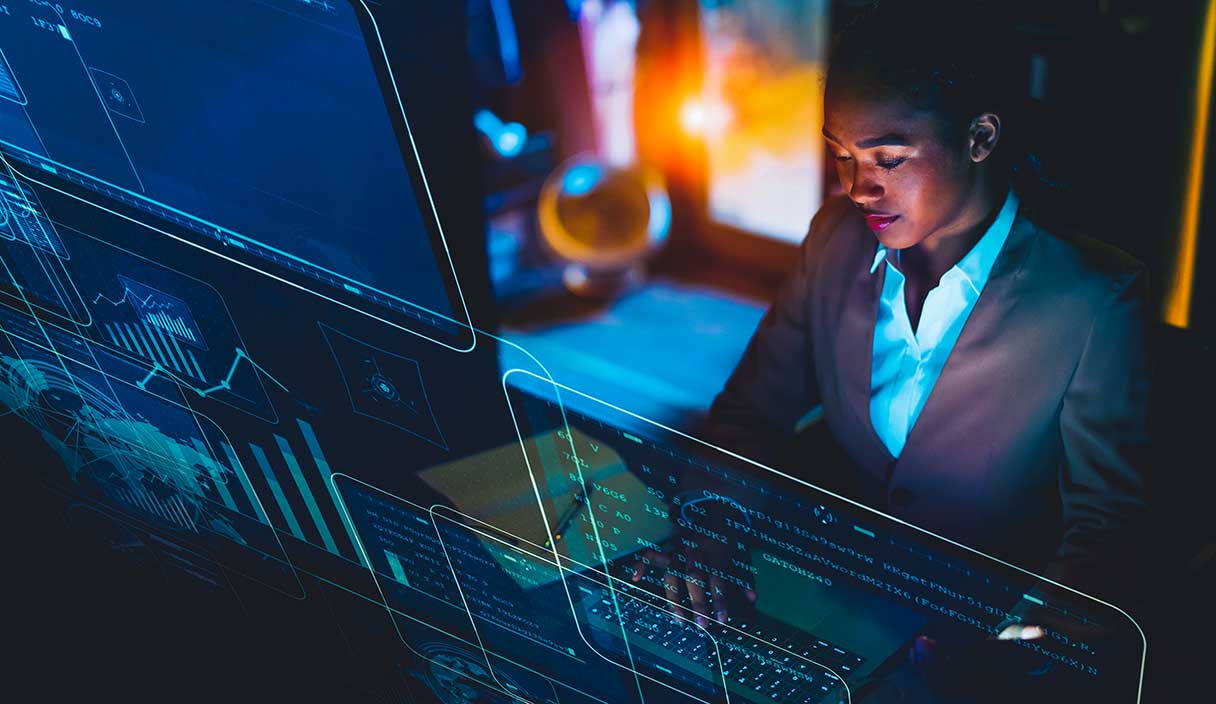 Une femme d’affaires examine une version numérisée de la chaîne de valeur de produits de consommation