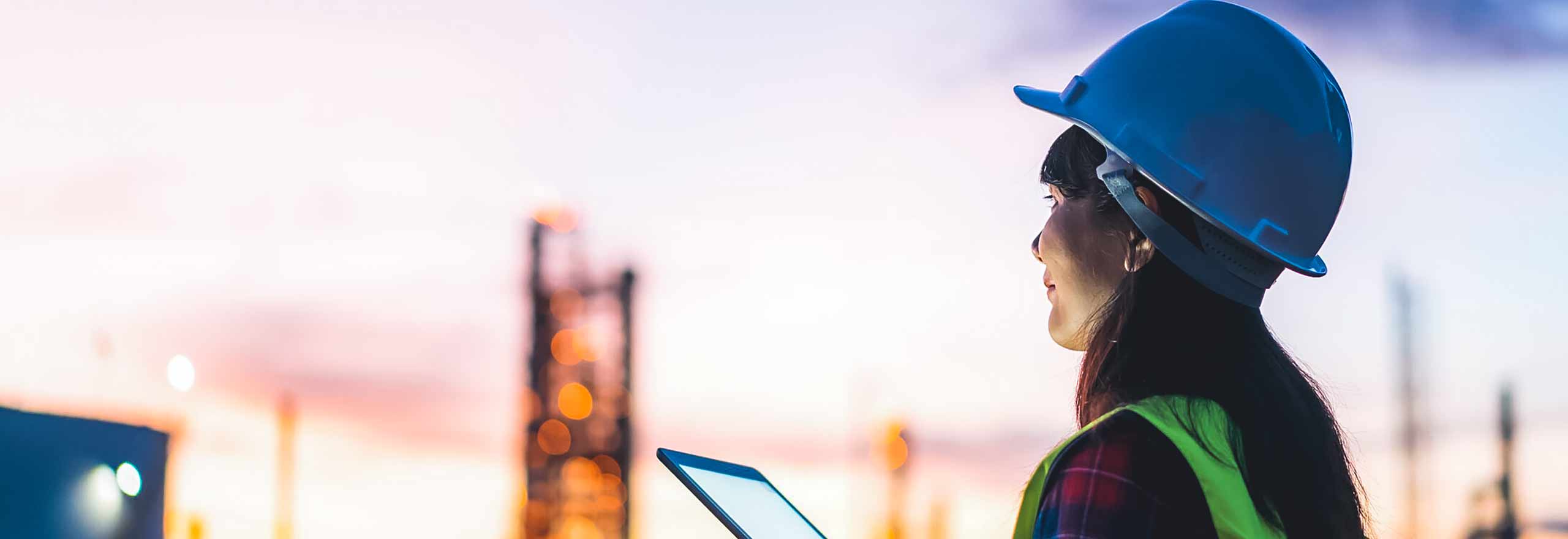 Image stylisée d’un ouvrier avec un casque sur un chantier de construction