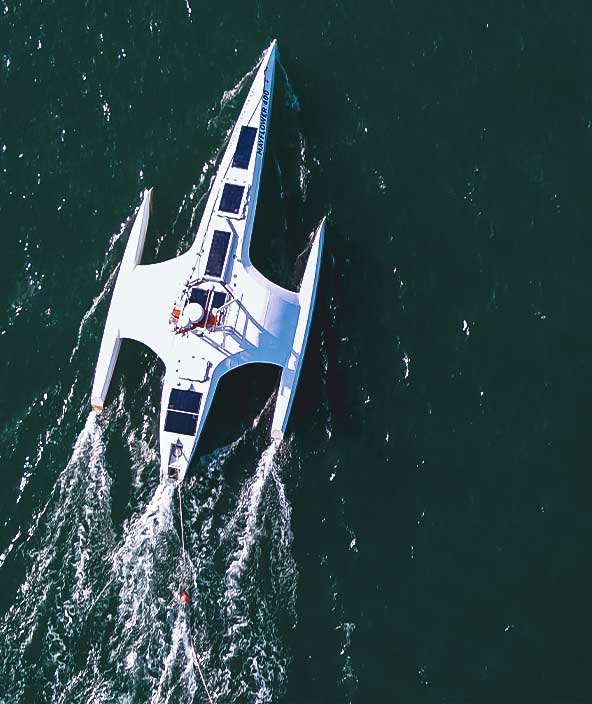 La nave autonoma Mayflower vista dall'alto durante le prove in mare.